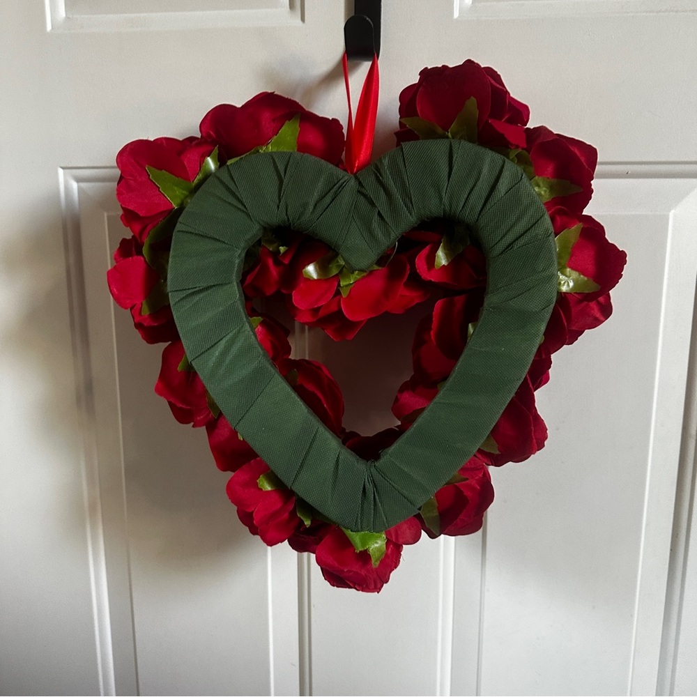 Red Roses Heart Wreath - Picture 3 of 7